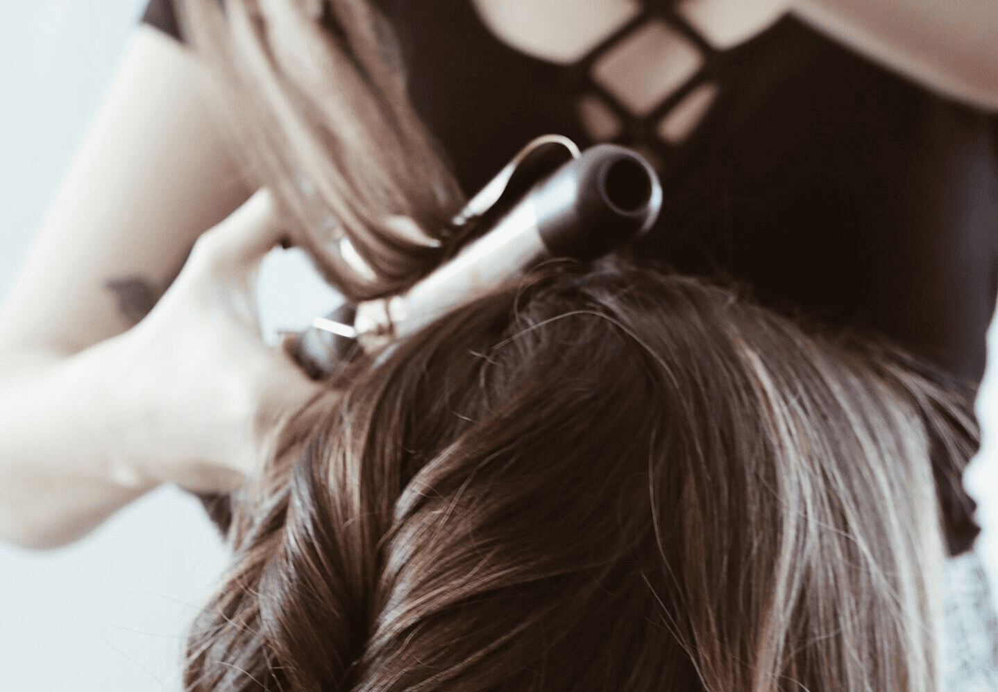 Profesjonalne kosmetyki do odbudowy zniszczonych włosów używane w salonie Krystian Wojewoda Hair Design w Łodzi