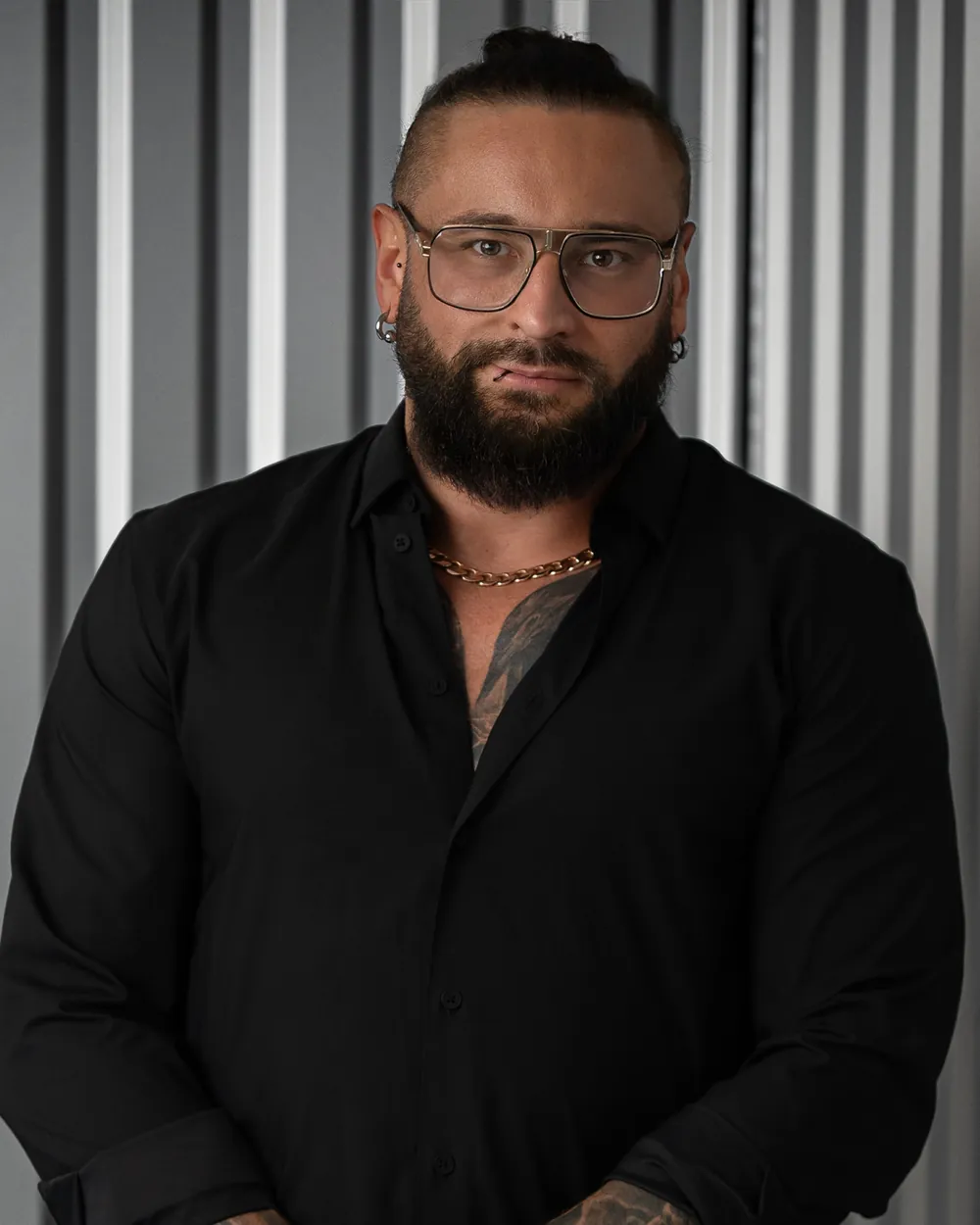 Krystian Wojewoda – stylista / fryzjer w salonie fryzjerskim Krystian Wojewoda Hair Design w Łodzi